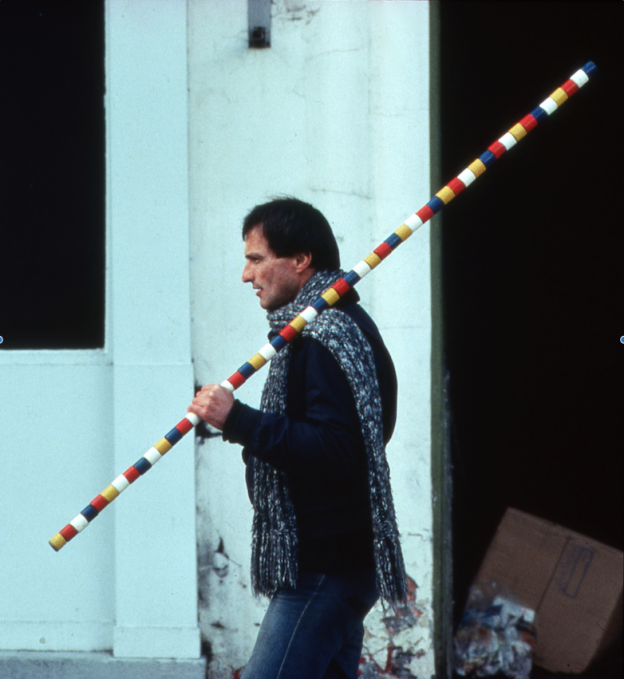 André Cadere, Paris, 1977 (photo Ghislain Mollet-Viéville), Courtesy Estate André Cadere et Galerie Hervé Bize, Nancy