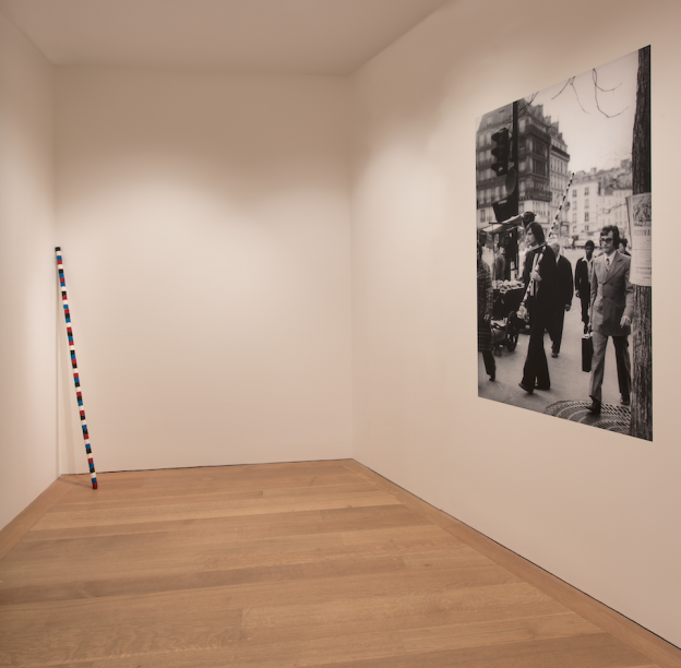 Vue partielle de l'actuelle exposition Spaces Works from the Collection, 1966–1976 à la National Gallery of Art, Washington, incluant la "Barre de bois rond B12004030" Dorothy and Herbert Vogel Collection.